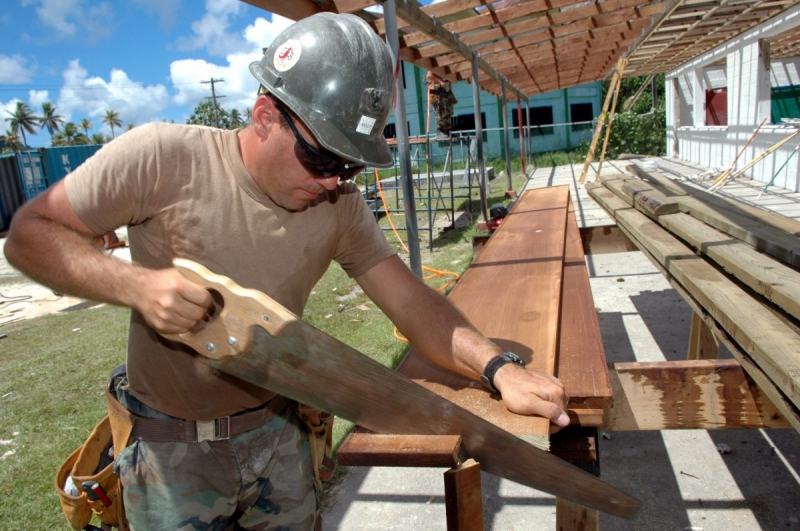 ebeniste-LE ROURET-min_worker_construction_building_carpenter_male_job_build_helmet-893290